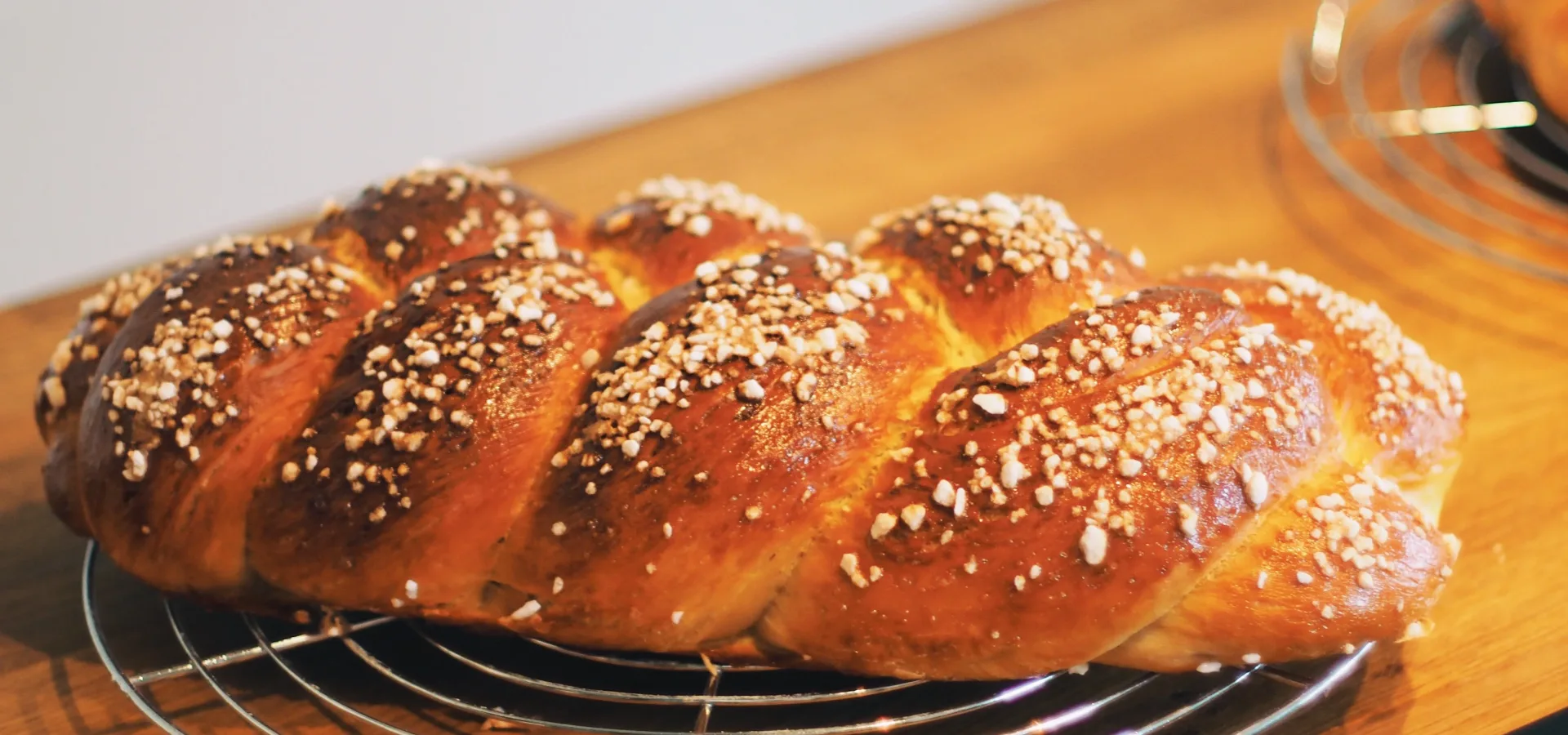 Close up of a freshly baked challah bread with a g — Seguro de viaje para Israel