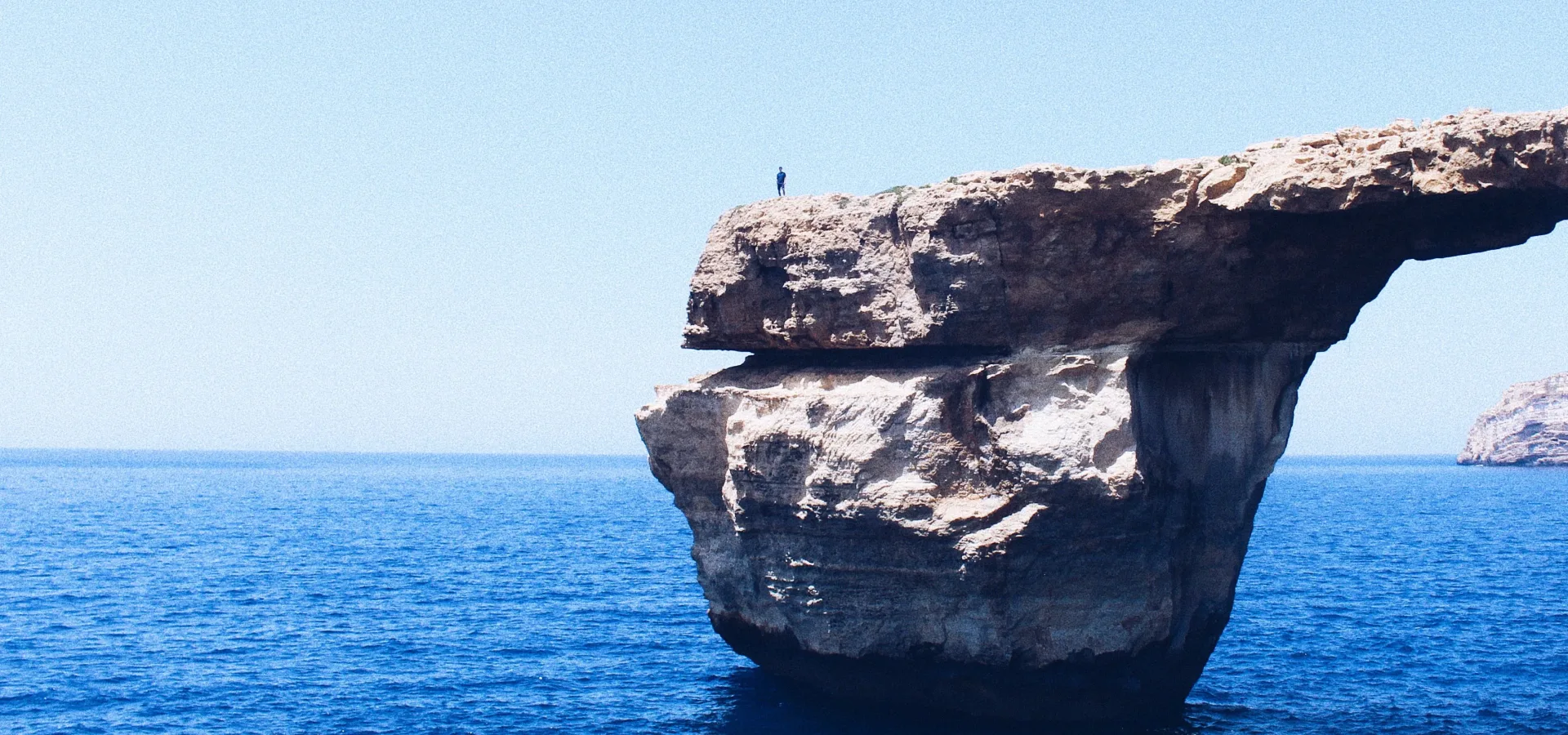 A stunning view of the azure window rock formation — Seguro de viaje para Malta