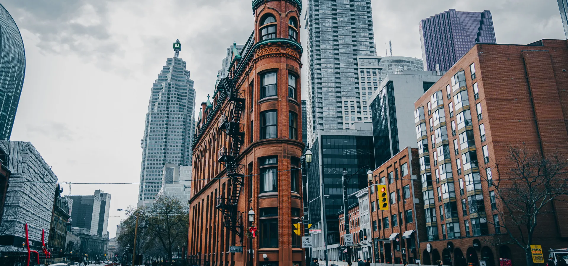 View of the iconic flatiron building amidst toront — Seguro de viaje para Canadá