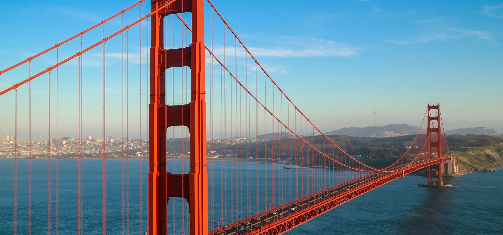 A stunning aerial shot of the iconic golden gate b — Seguro de viaje para Estados Unidos