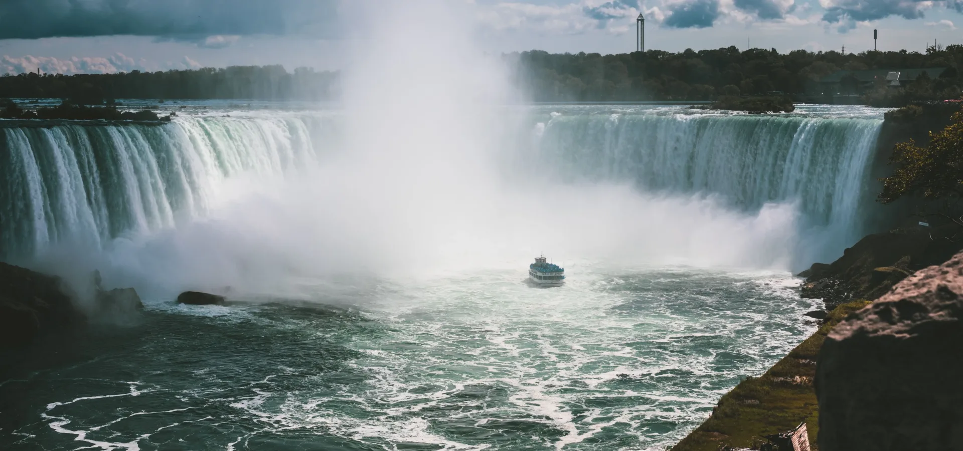 A breathtaking view of niagara falls showcasing th — Seguro de viaje para Canadá