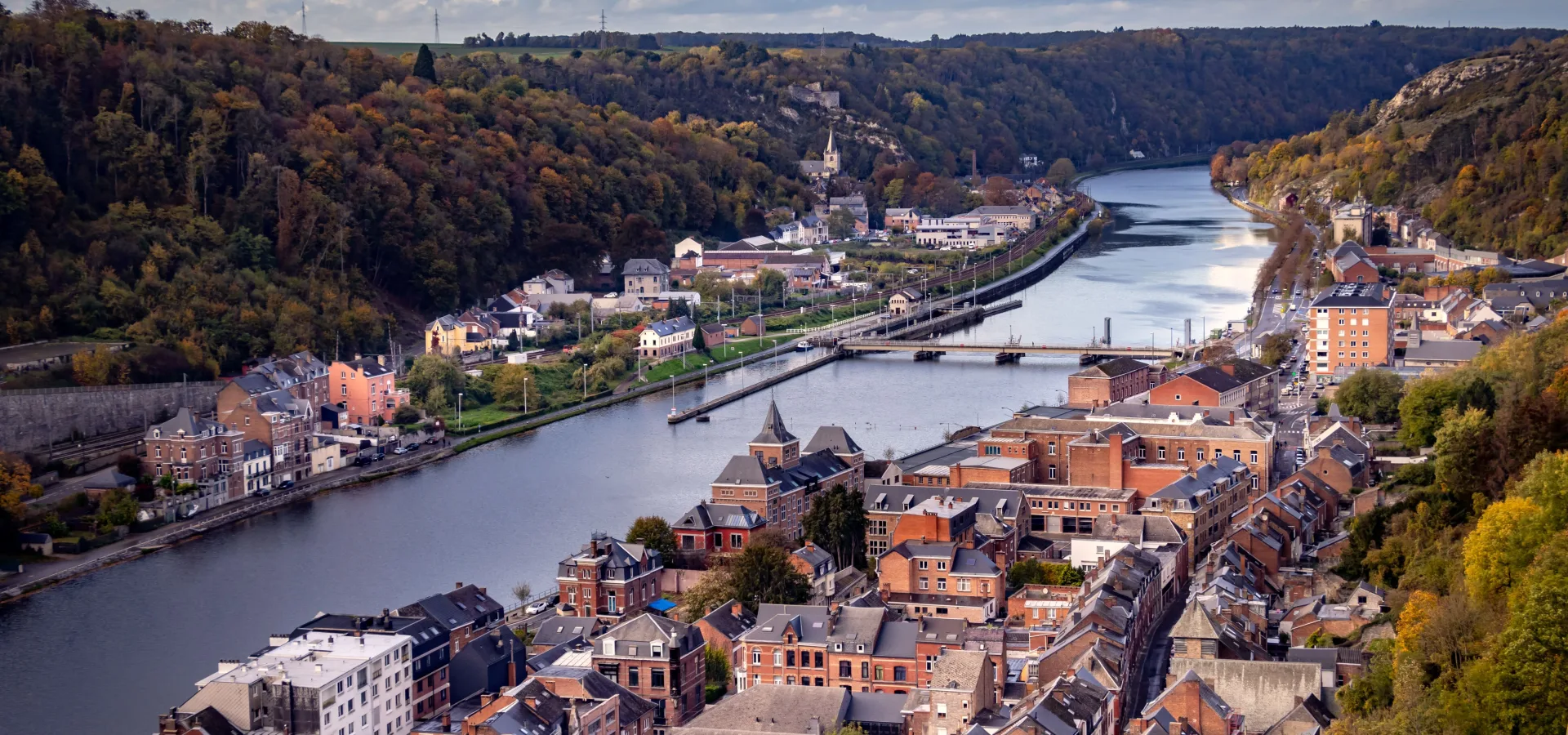 Breathtaking aerial view of dinant with the meuse — Seguro de viaje para Bélgica