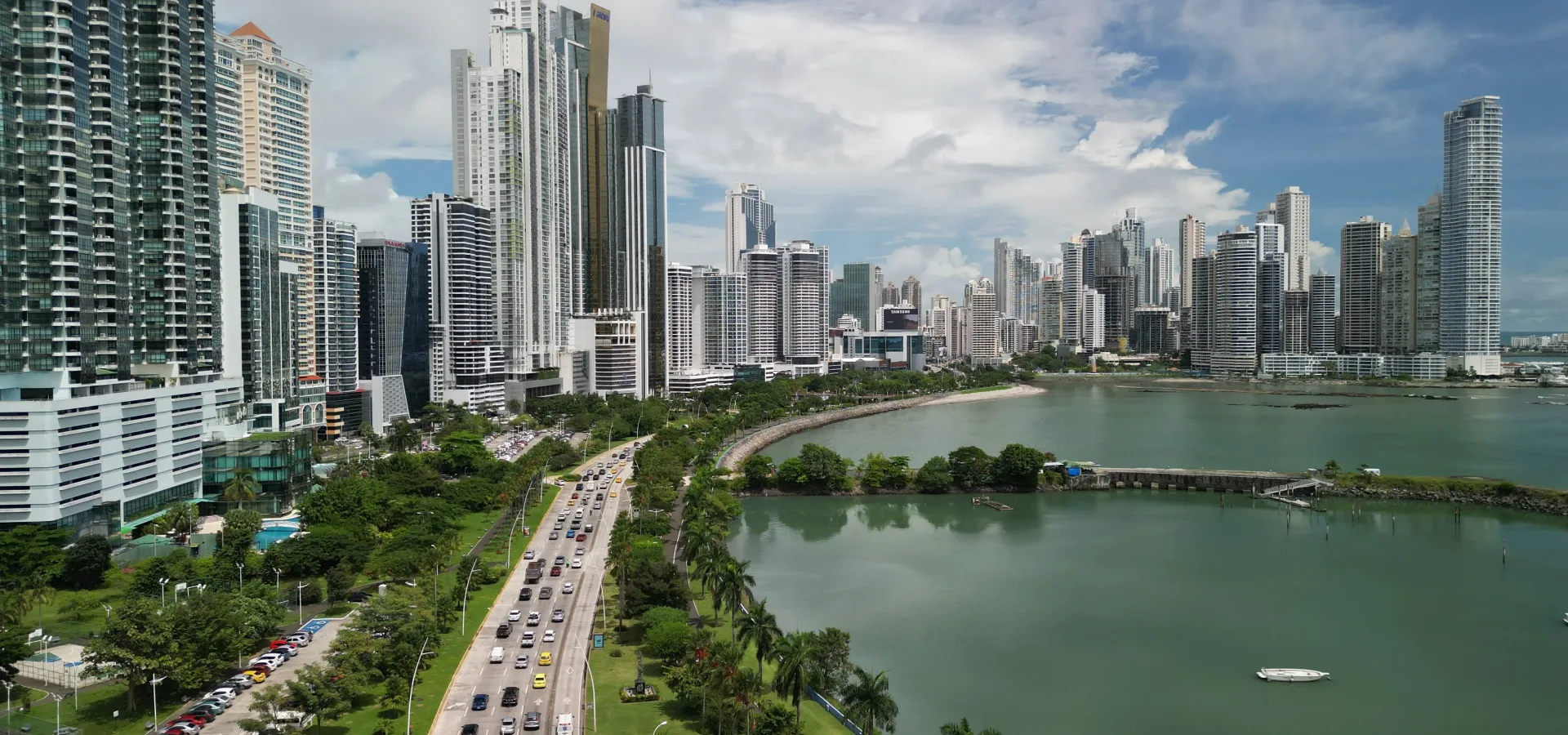 Stunning aerial shot of panama citys skyline with — Seguro de viaje para Panamá