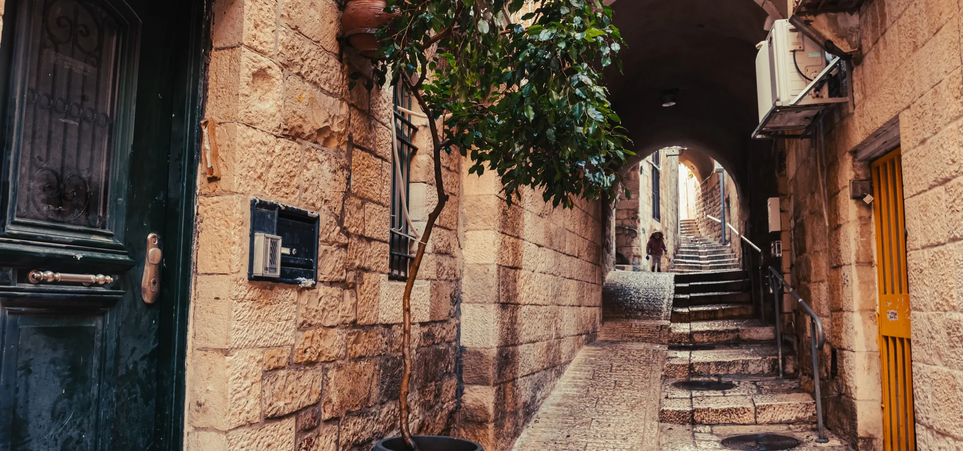 Explore the historic charm of a jerusalem alleyway — Seguro de viaje para Israel