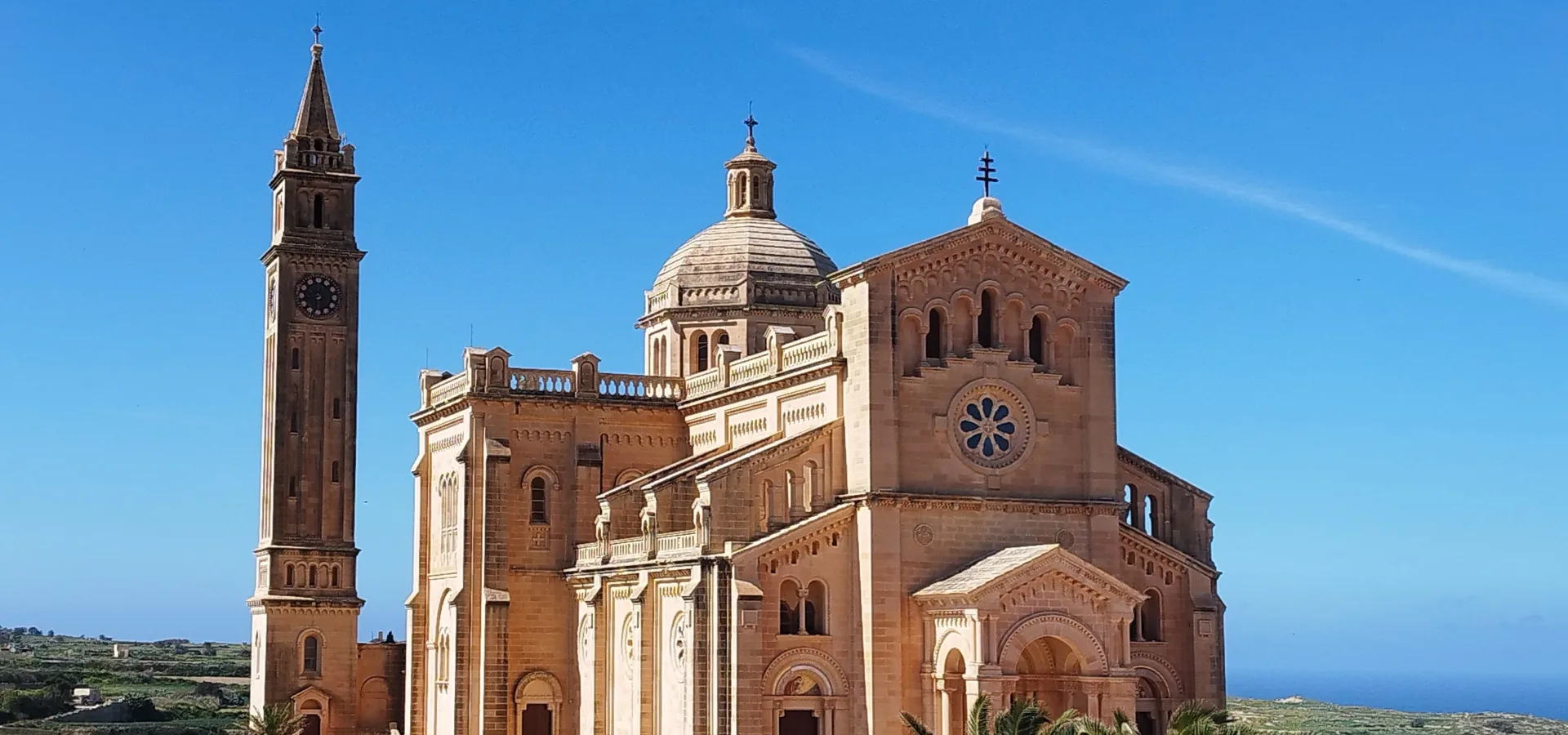 A beautiful view of the basilica of ta pinu in go — Seguro de viaje para Malta