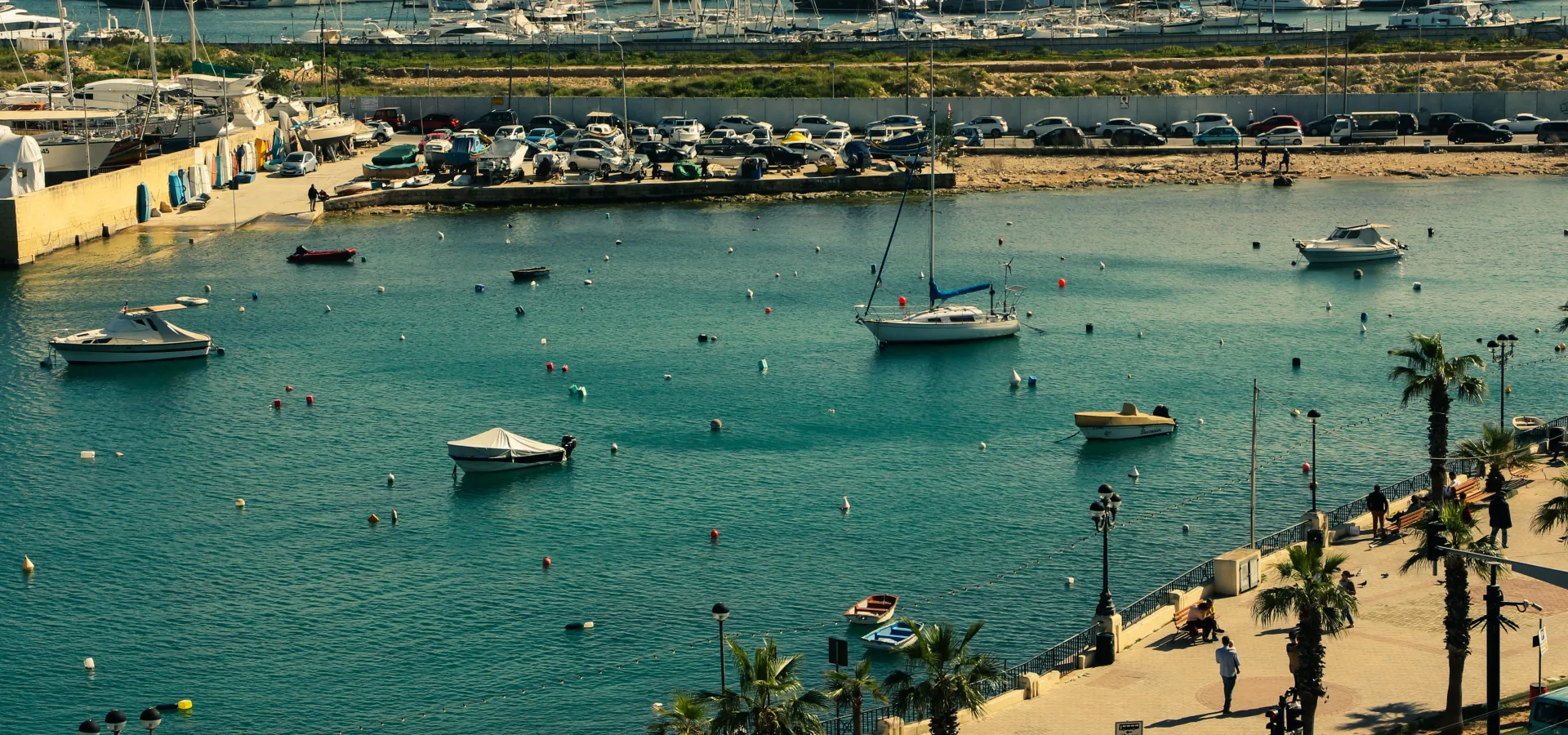 Aerial view of a lively marina in valletta malta — Seguro de viaje para Malta
