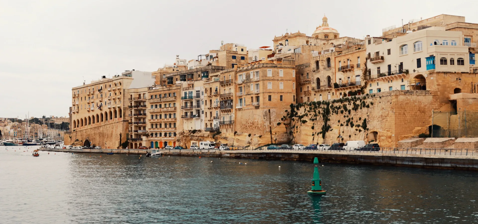 Historic architecture along vallettas waterfront — Seguro de viaje para Malta