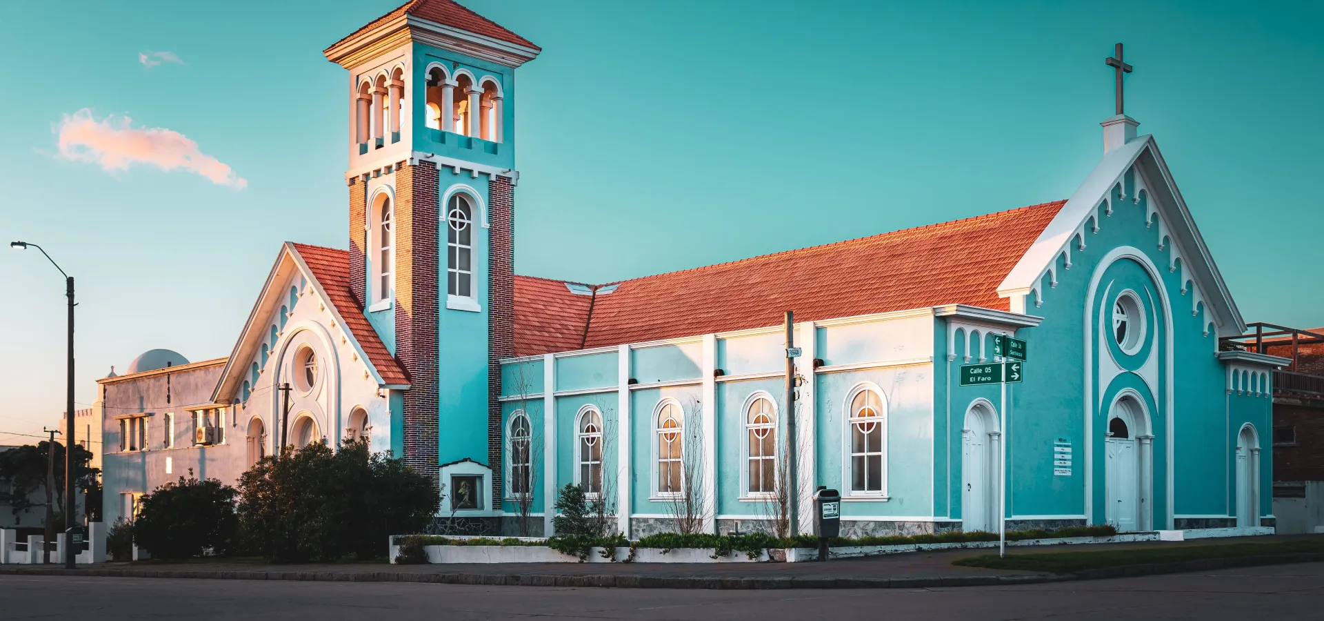 Colorful church architecture in punta del este ur — Seguro de viaje para Uruguay