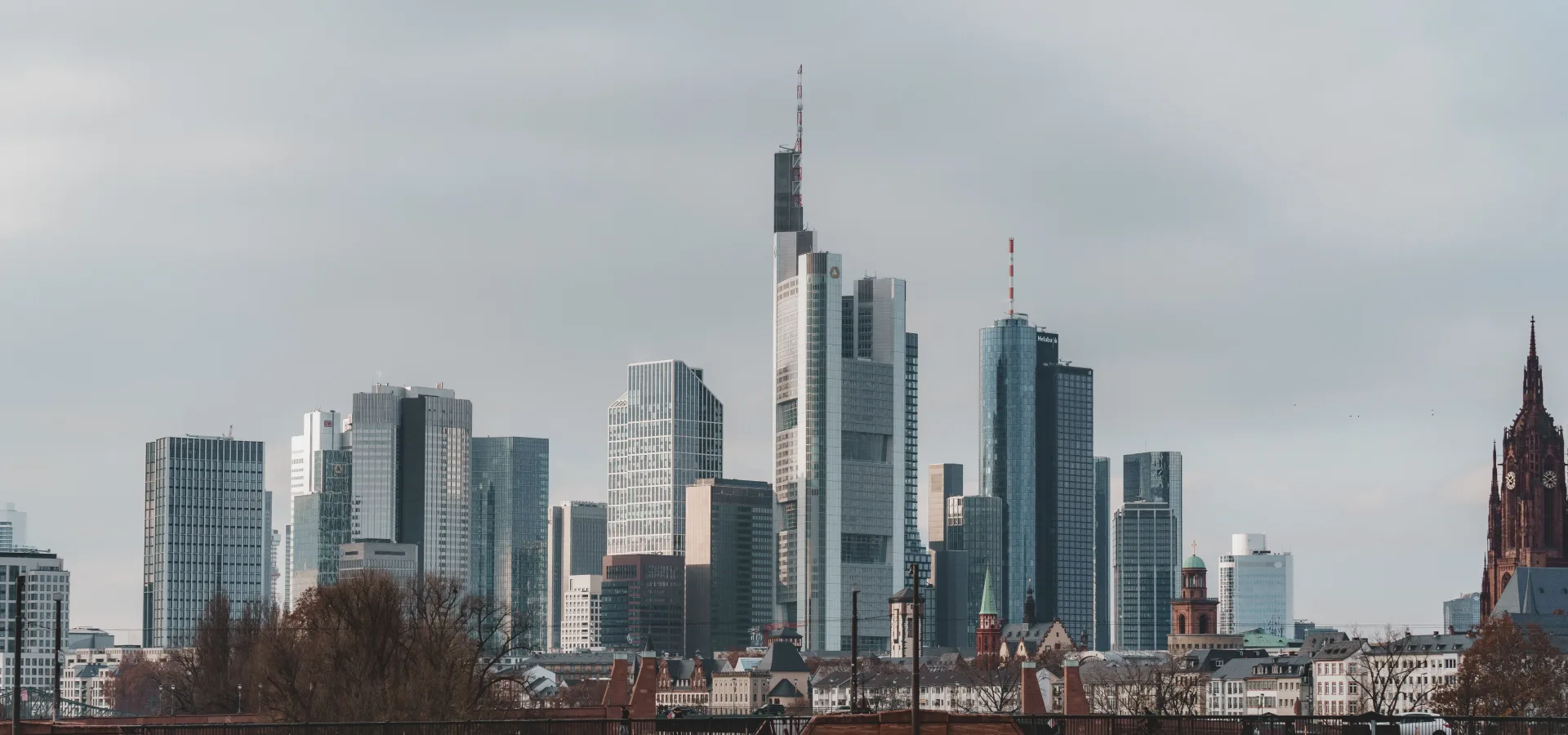 Explore the iconic skyline of frankfurt featuring — Seguro de viaje para Alemania