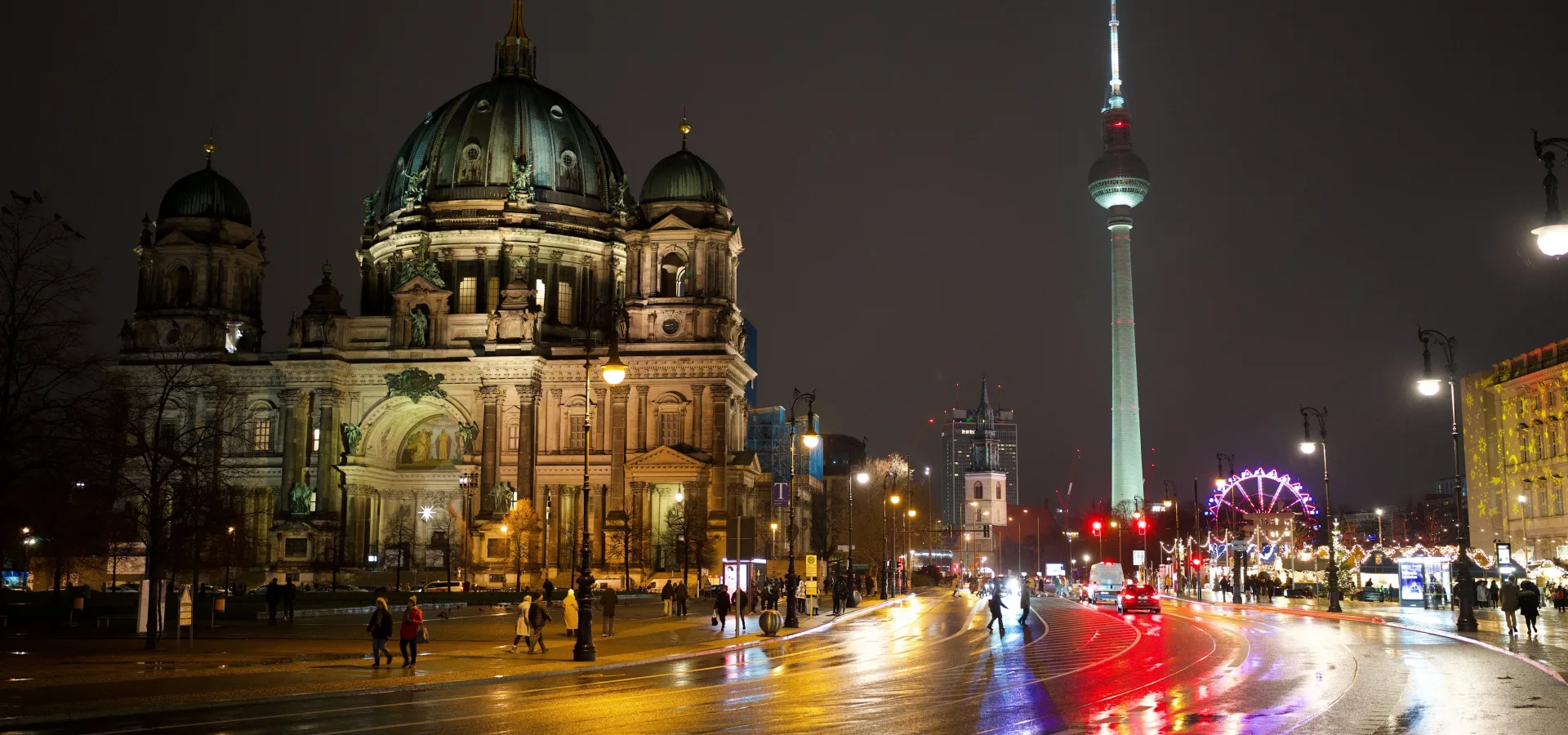 A captivating night scene featuring berlin cathedr — Seguro de viaje para Alemania