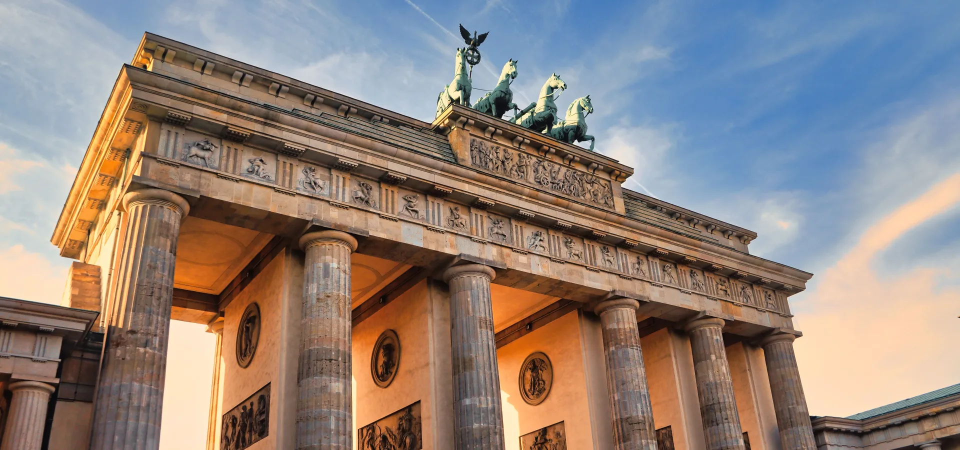 Stunning view of the brandenburg gate in berlin du — Seguro de viaje para Alemania