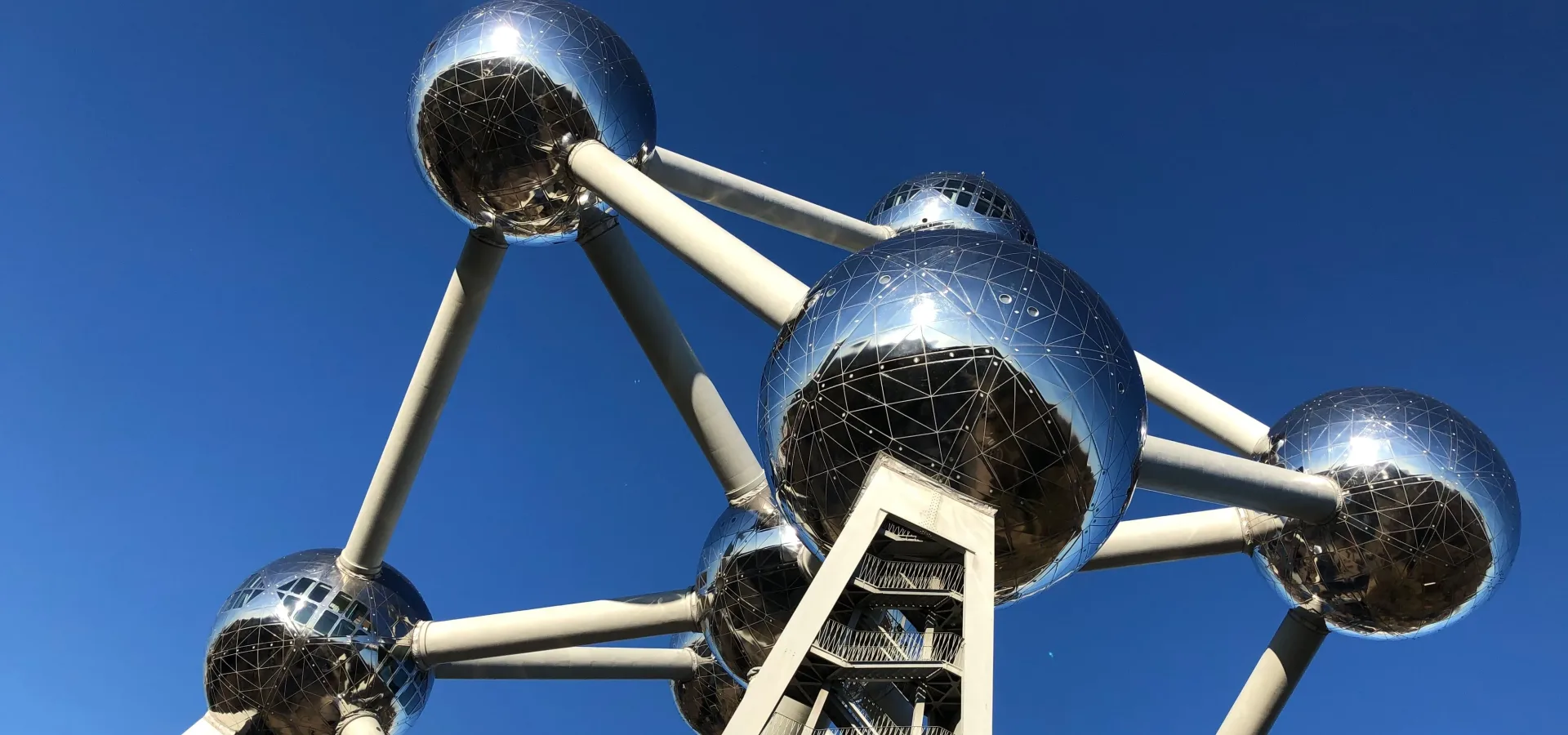 Low angle view of the atomiums modern architectur — Seguro de viaje para Bélgica