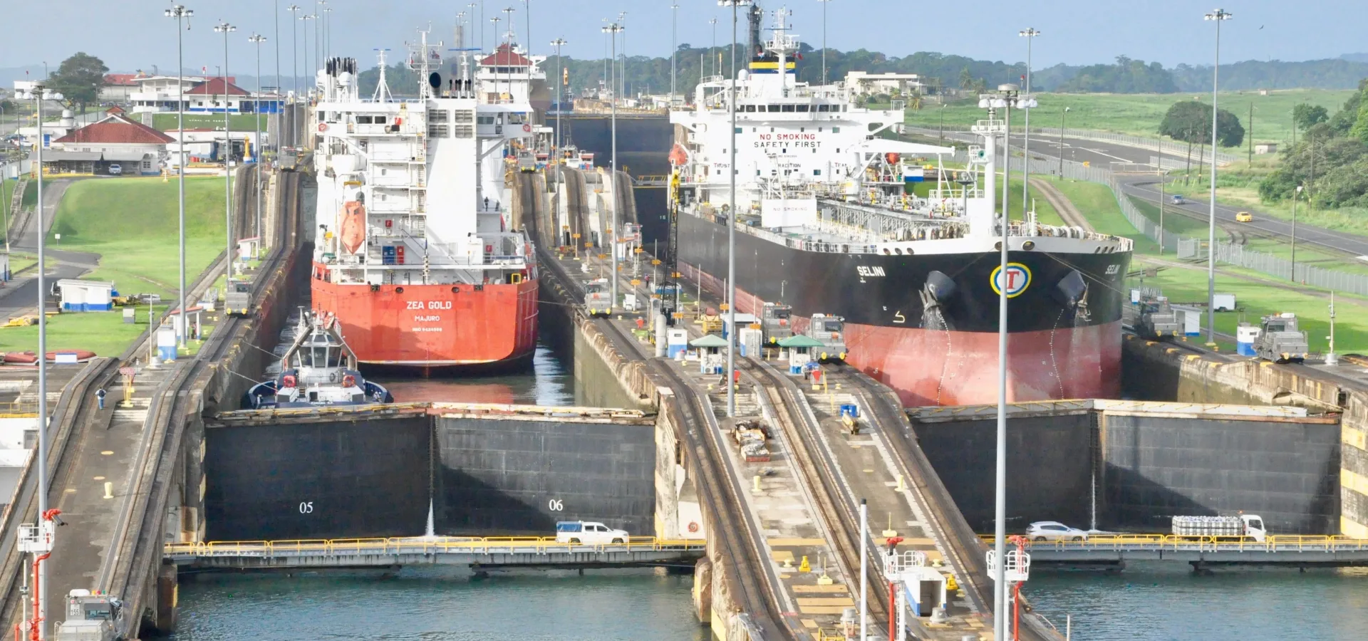 Cargo ships navigating the panama canal locks on a — Seguro de viaje para Panamá