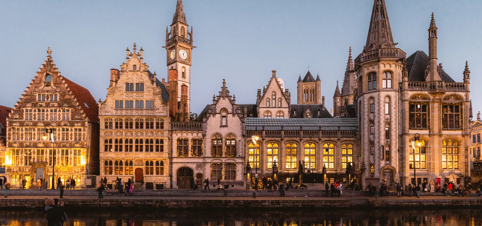 Beautiful medieval buildings in ghent illuminated — Seguro de viaje para Bélgica