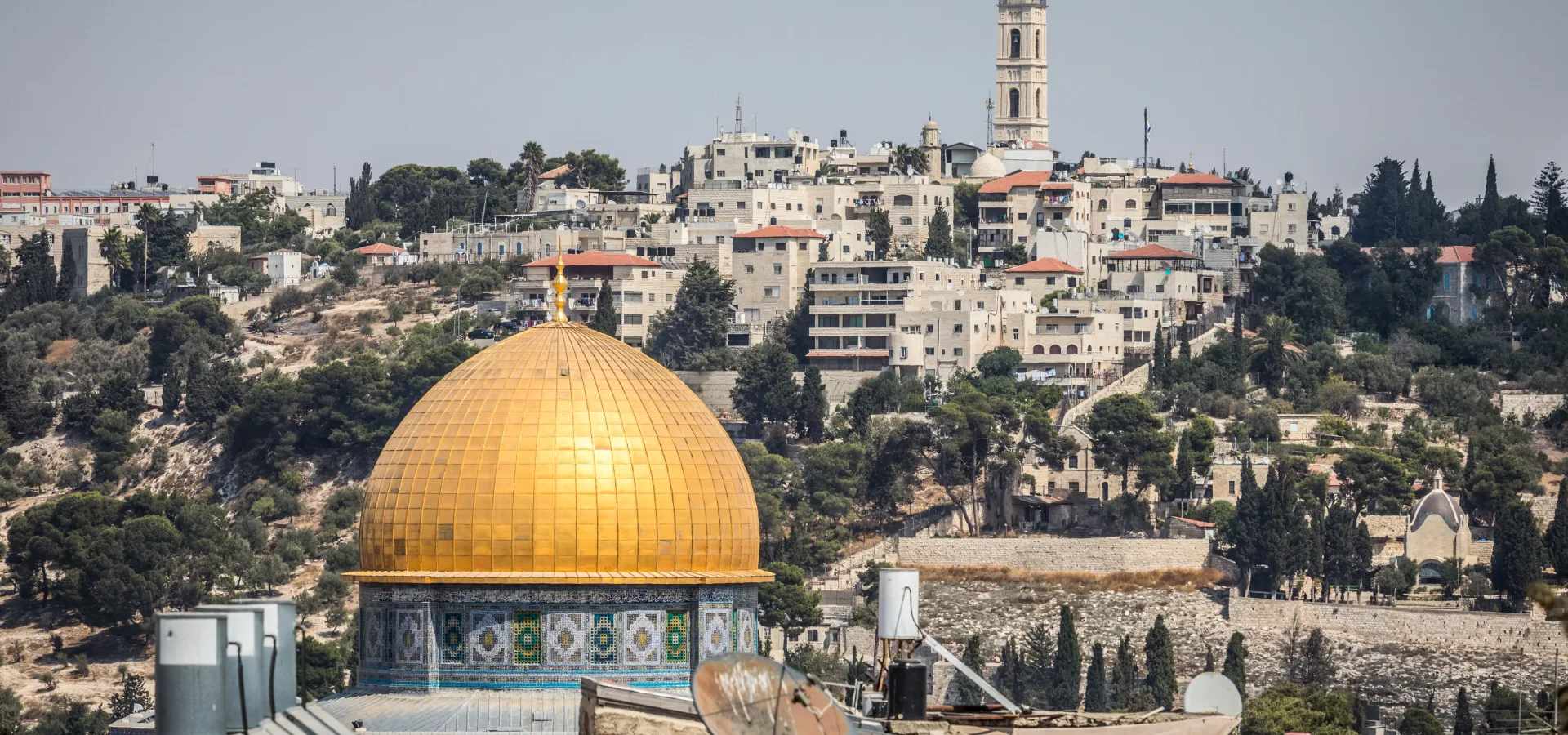 Iconic dome of the rock with jerusalem cityscape o — Seguro de viaje para Israel