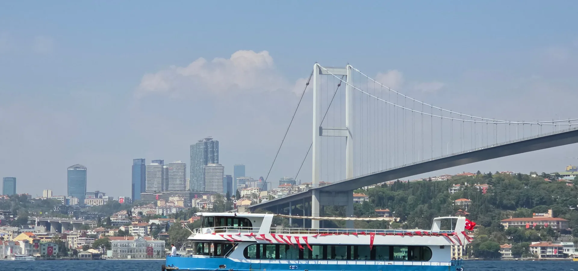 A ferry sails on the bosphorus with the stunning b — Seguro de viaje para Turquía