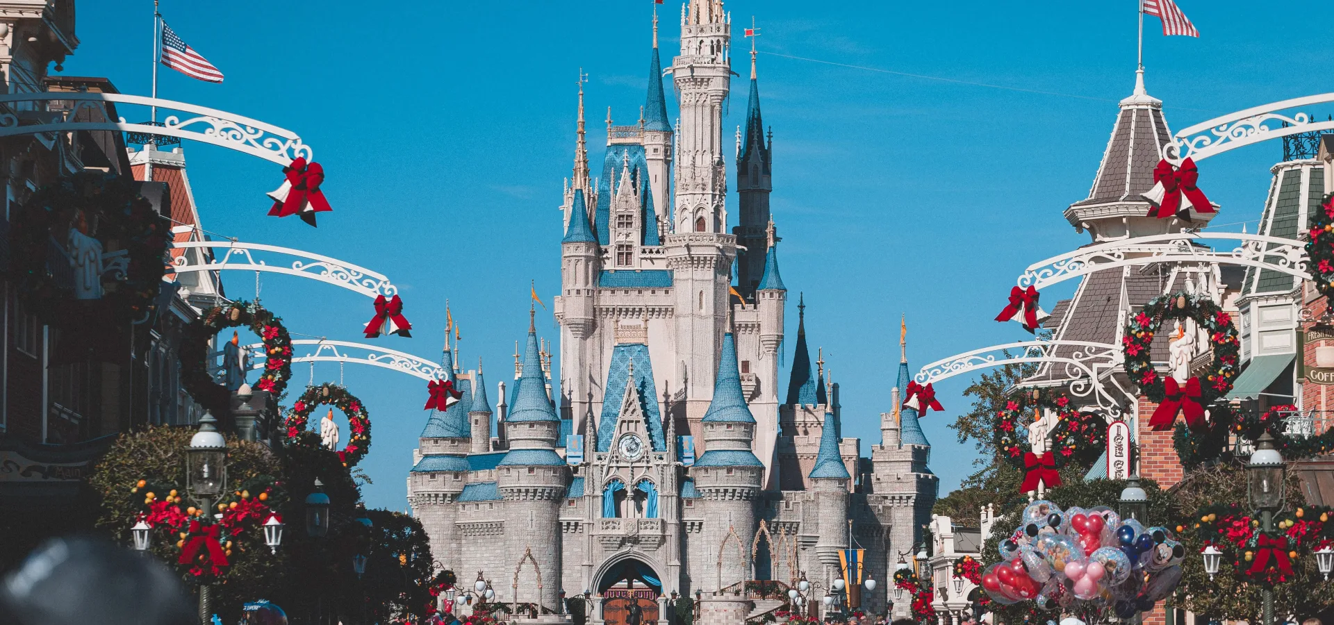 A busy day at orlandos magic kingdom with crowds — Seguro de viaje para Estados Unidos