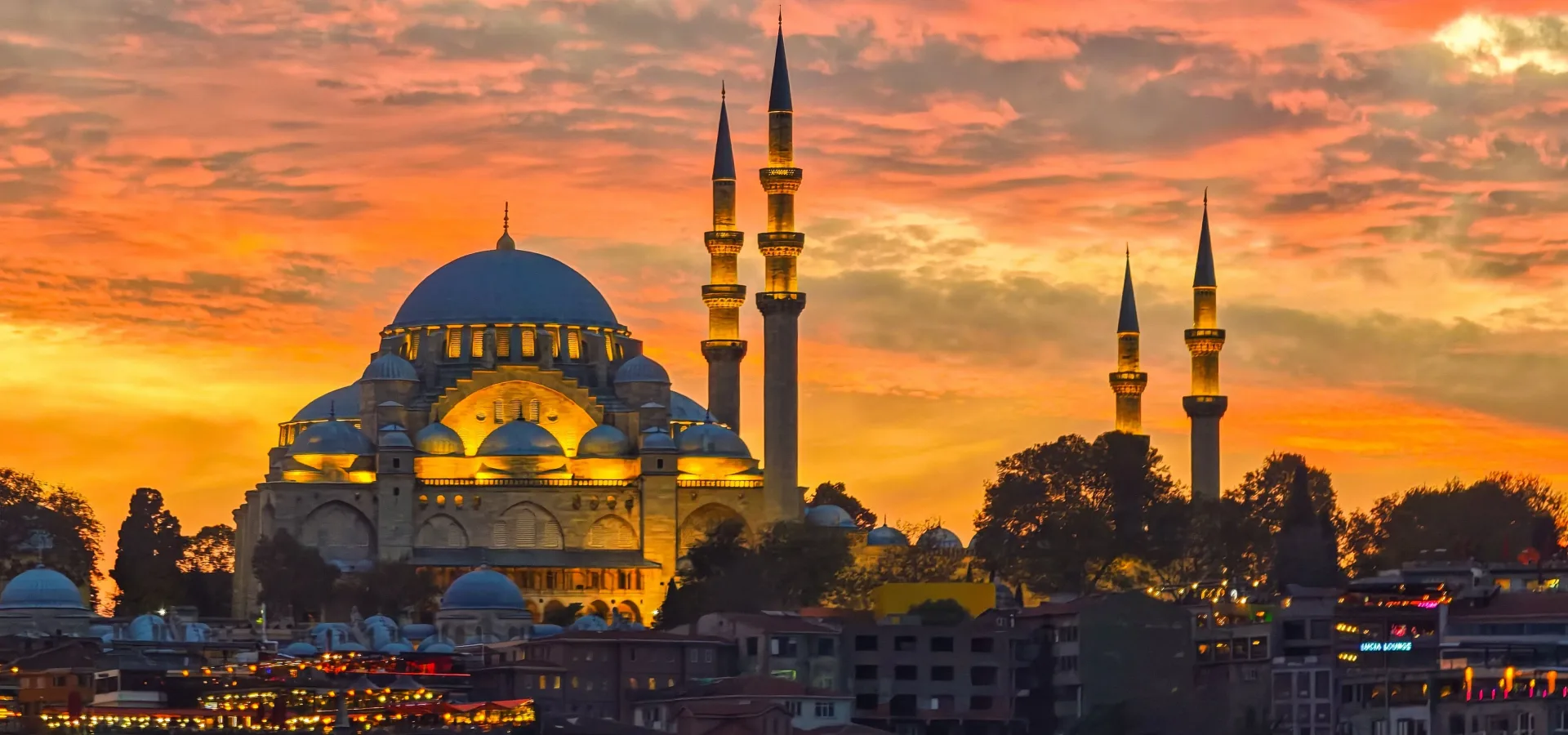 Stunning sunset colors over sleymaniye mosque is — Seguro de viaje para Turquía