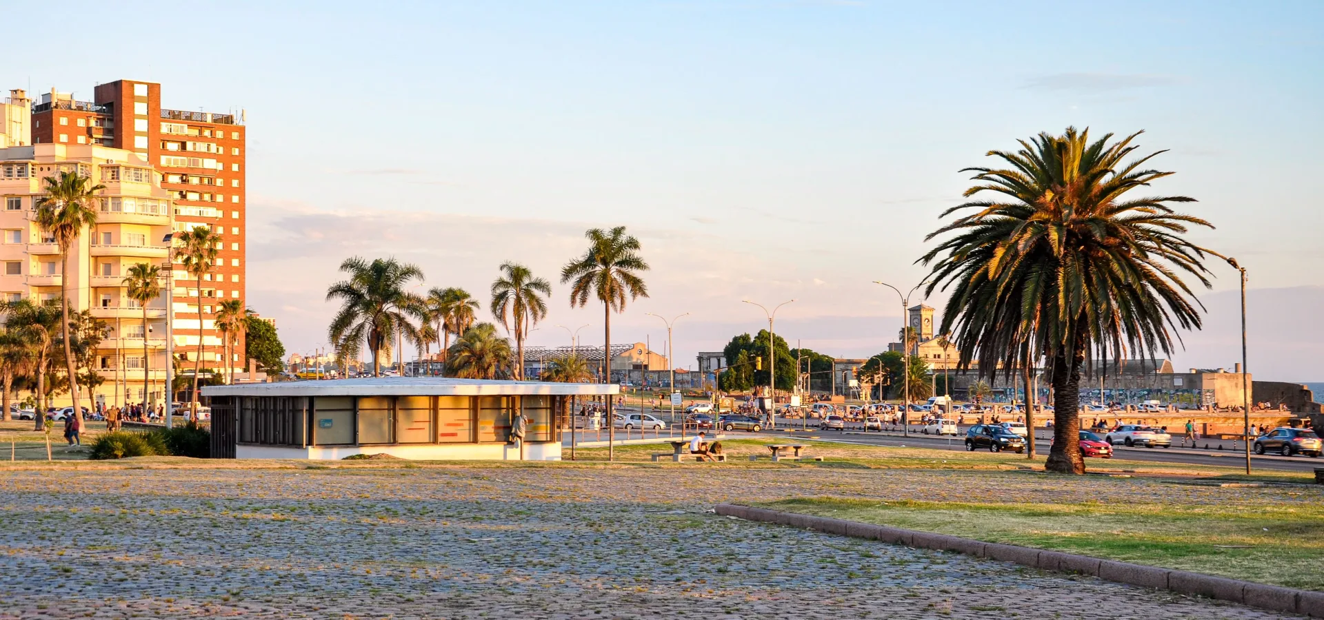 A beautiful evening view of the rambla in montevid — Seguro de viaje para Uruguay