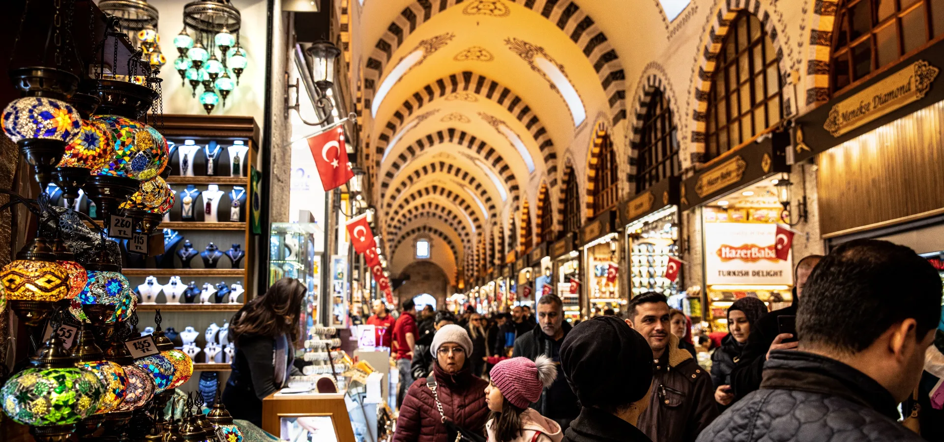 Colorful lamps and bustling crowd in istanbuls hi — Seguro de viaje para Turquía