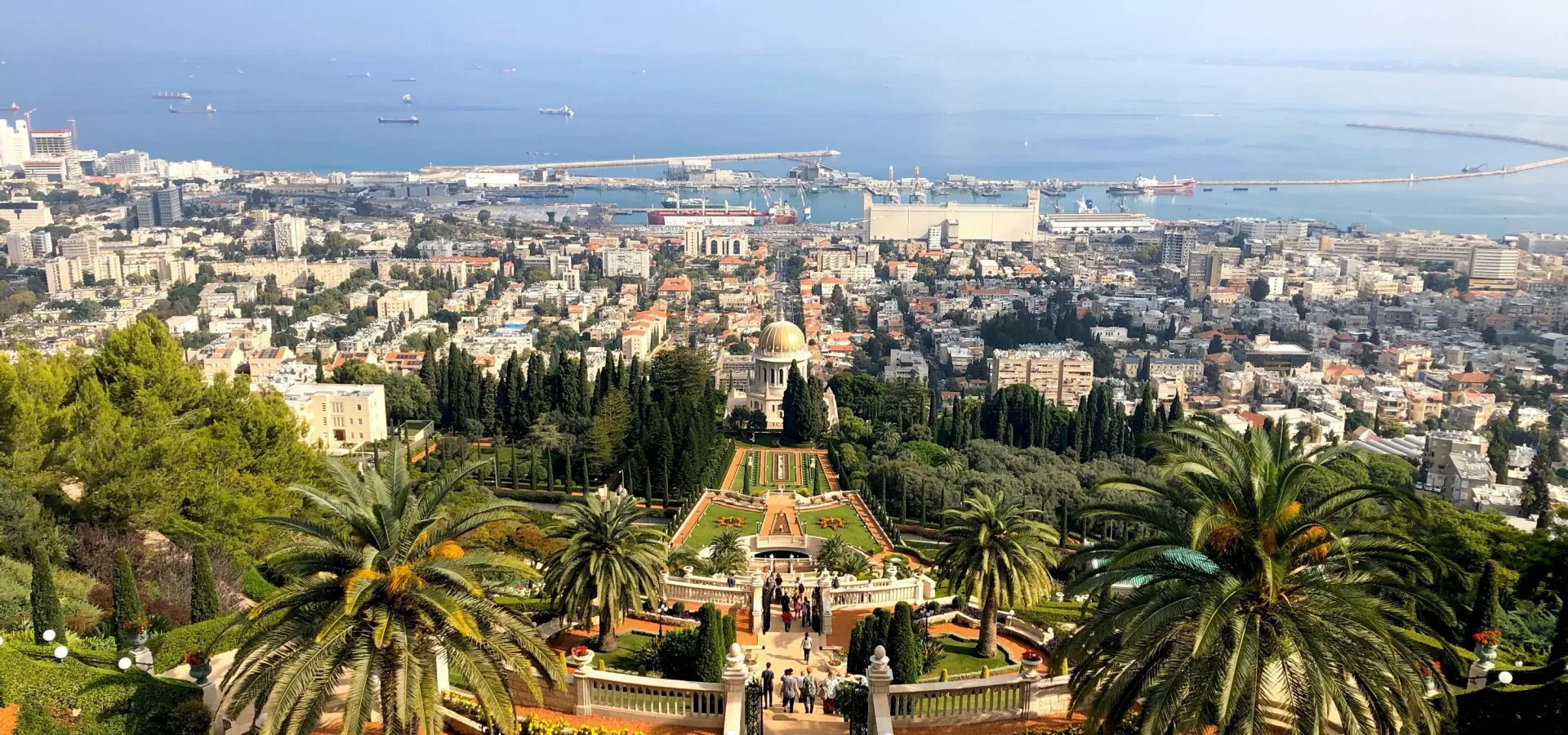 Aerial view of bahai gardens overlooking the city — Seguro de viaje para Israel