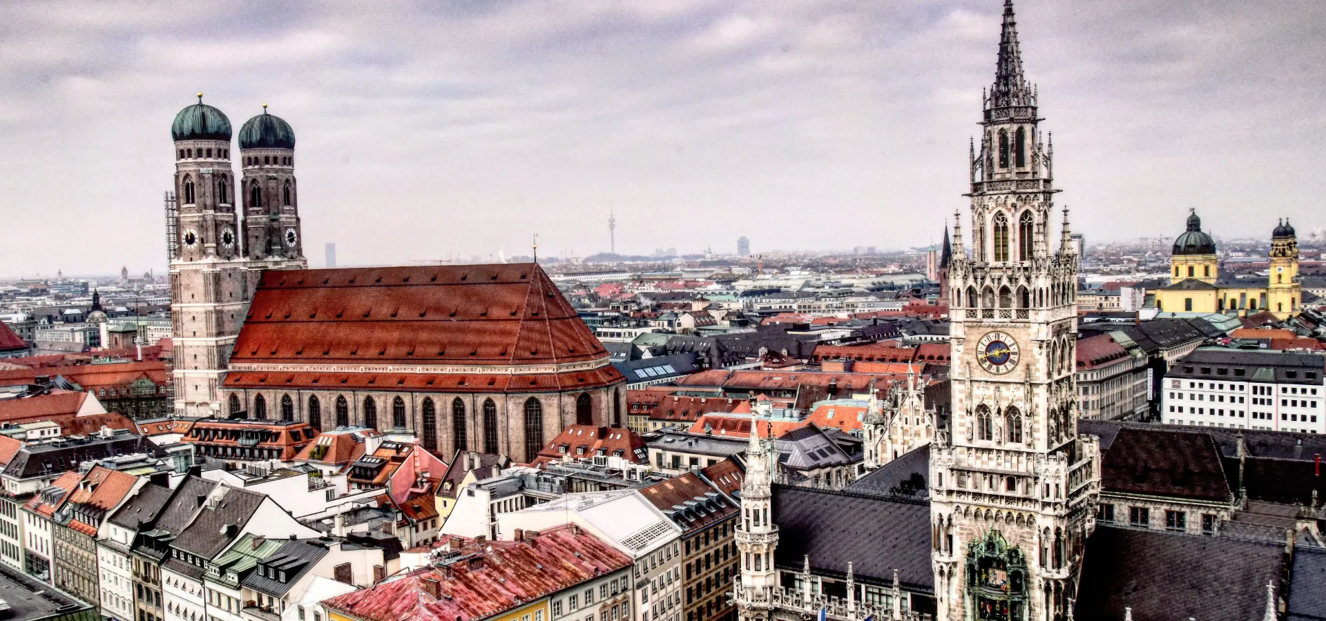 Scenic aerial view of iconic buildings in munich — Seguro de viaje para Alemania