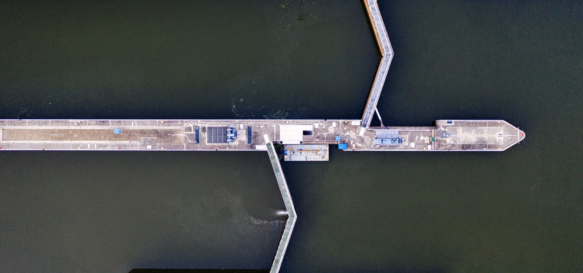 Aerial view of a modern hydroelectric dam showcasi — Seguro de viaje para Panamá